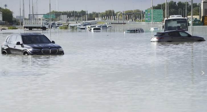 Azota fuerte tormenta a Emiratos Árabes Unidos