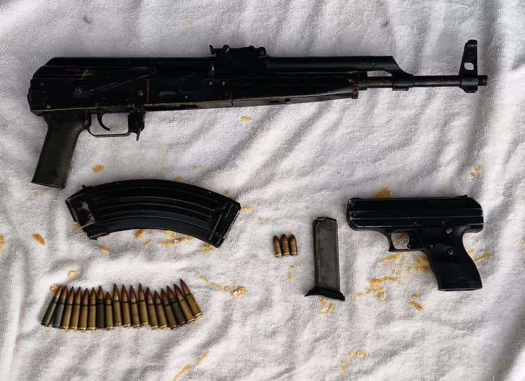 Elementos de Fuerza Civil, lograron la detención de un hombre obeso que cargaba en una mochila dos armas de alto poder, en el municipio de Juárez, Nuevo León.