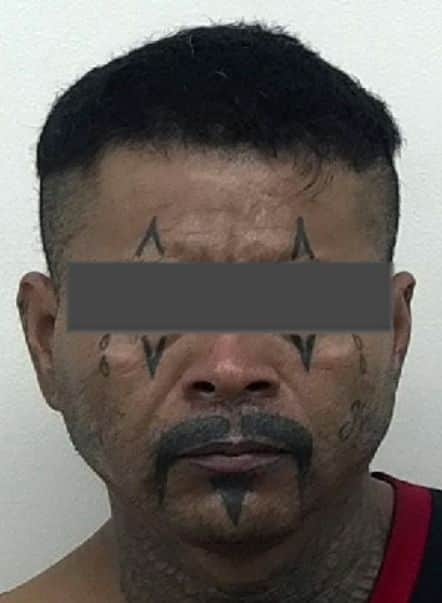 El segundo implicado en el homicidio de un hombre cuando celebraba su cumpleaños en noviembre pasado, en Guadalupe, donde además resultó lesionado un menor de 3 años, fue notificado de una orden de aprehensión por los hechos, en el Penal de Apodaca, donde ya se encontraba recluido.