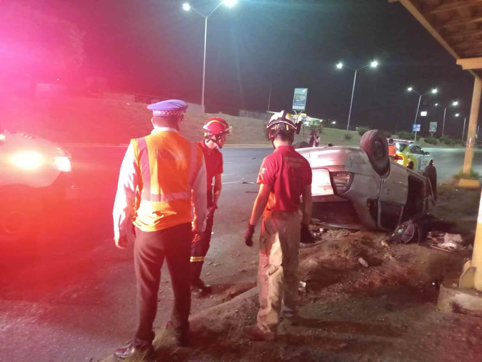 Dos jóvenes resultaron lesionados luego de volcar el vehículo en que viajaban, la madrugada de ayer en la Avenida Paseo de los Leones a la altura de Bosques de las Cumbres.