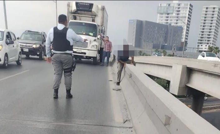 Evitan que se lance de puente