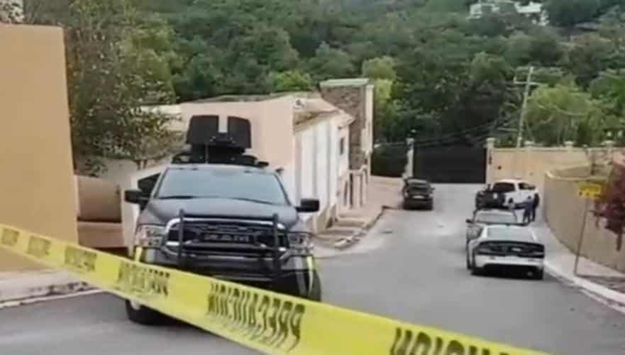 Un domicilio del Fraccionamiento Privada Los Ángeles, en el municipio de Santiago, fue cateado ayer por la Fiscalía General de Justicia de Nuevo León este miércoles, donde se aseguraron vehículos y droga.