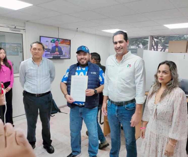 Denuncian a Samuel por placas colgadas