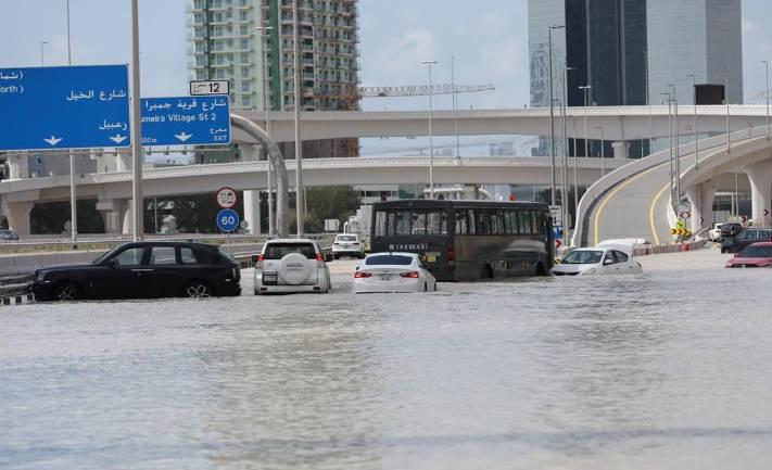 Reportan atraso de vuelos por fuertes lluvias en Dubai