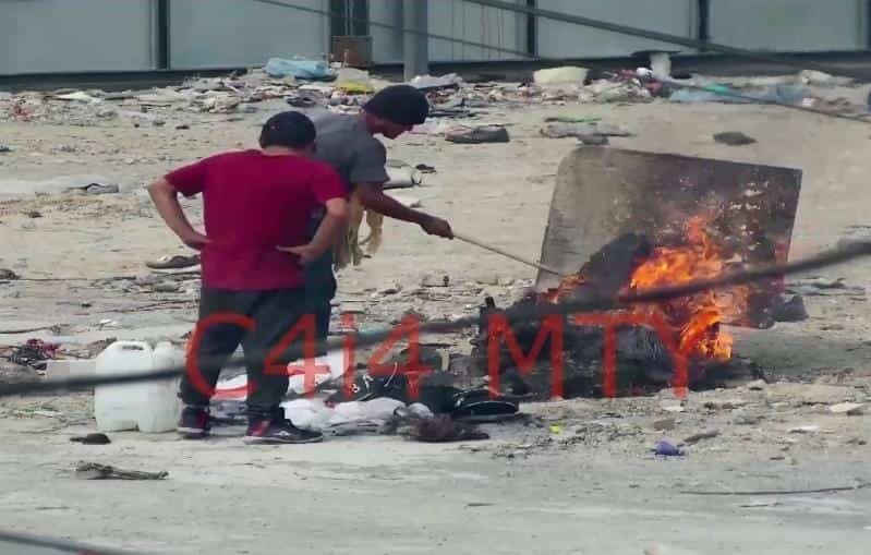 Dos hombres fueron detenidos por oficiales de la Policía de Monterrey, luego de ser sorprendidos quemando cable de energía eléctrica en un terreno, en el centro de la ciudad.