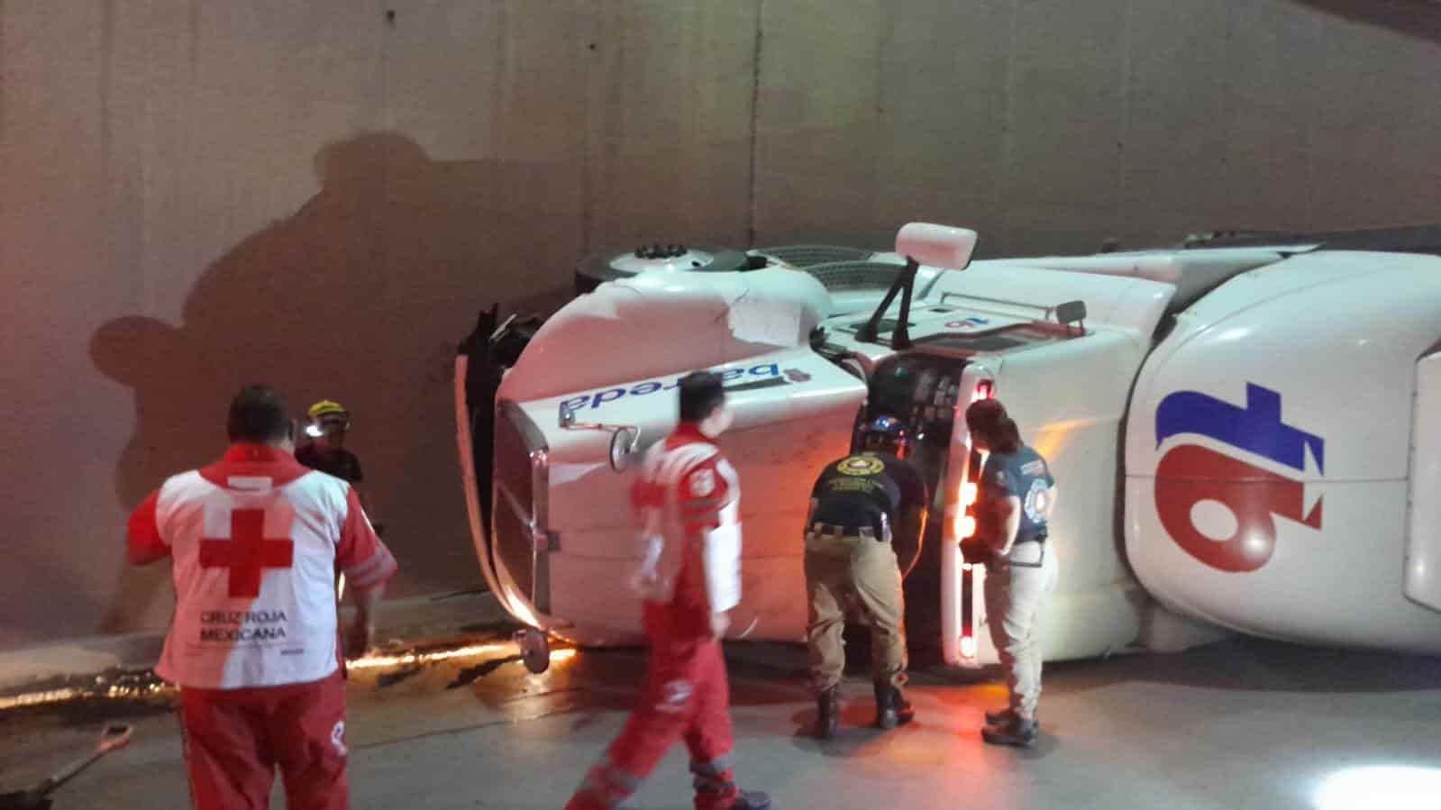 El aparente exceso de velocidad llevó a que un tráiler volcara ayer en la Carretera Nacional a la altura del municipio de Allende.
