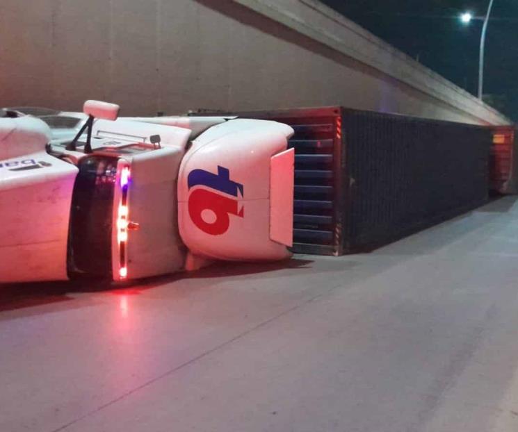 Vuelca tráiler a la Carretera Nacional