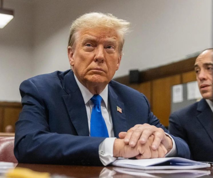 Renuncian dos miembros del jurado contra Trump
