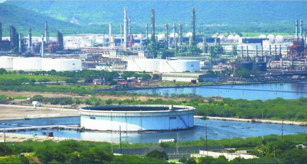 Pemex promete reducir 39% consumo de agua en refinerías para 2030