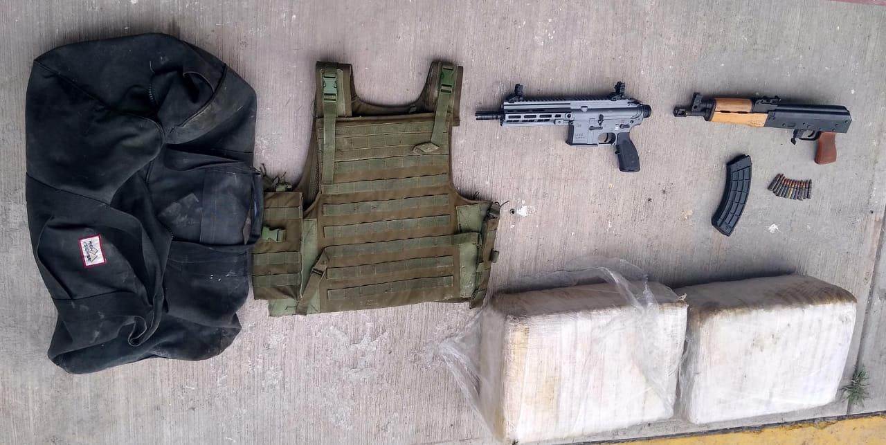 Una mujer y dos hombres en posesión de armas de fuego, fueron arrestadas por elemento de Fuerza Civil en la Colonia Valle del Marqués, al sur del municipio de Monterrey.