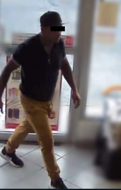 El presunto responsable de al menos dos asaltos a tiendas de conveniencia y una panadería, además de contar con orden de aprehensión por robo con violencia, fue detenido por oficiales de la Policía de Monterrey.