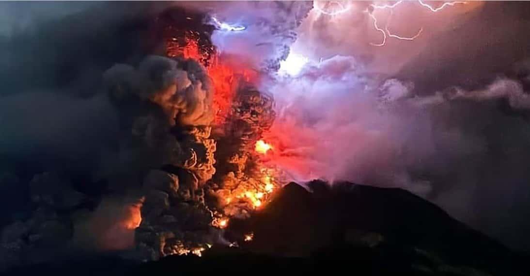 Así se vio la erupción del volcán Ruang en Indonesia