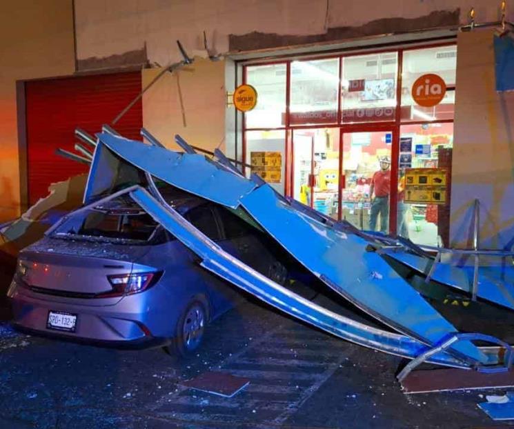 Colapsa anuncio panorámico y cae sobre auto Colapsa anuncio panorámico y cae sobre auto