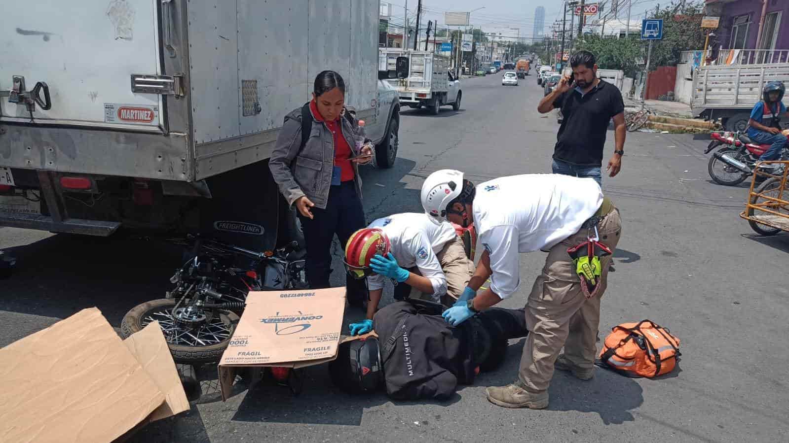 El conductor de una motocicleta resultó lesionado luego de estrellarse contra un camión repartidor de hielo, ayer en la Colonia Caracol, al sur de Monterrey.