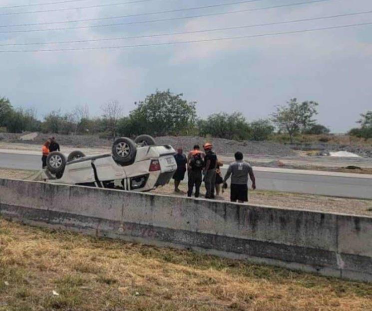 Muere mujer y sus hijos resultan heridos tras volcadura en Apodaca