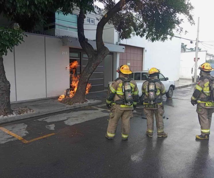Cae rayo en poste y ocasiona incendio 