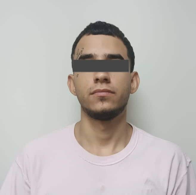 Dos hermanos (cuates) pertenecientes a un grupo delictivo, acusados de la muerte de un joven porque presuntamente vendía droga en forma independiente, hace dos semanas en el municipio de El Carmen, fueron notificados de una orden de aprehensión por homicidio calificado.