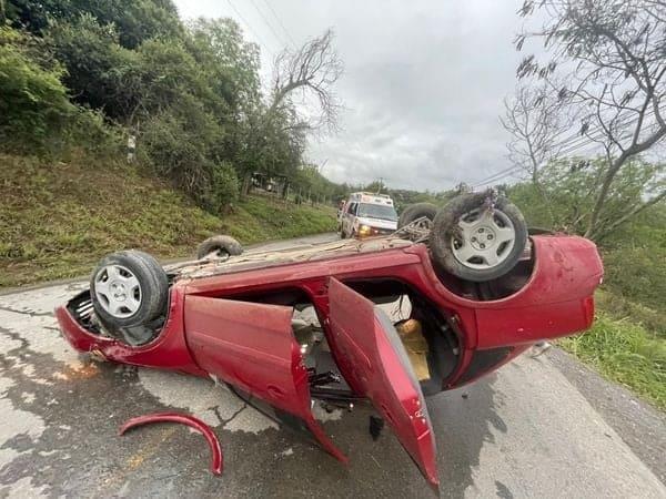 Vuelca conductor en Allende