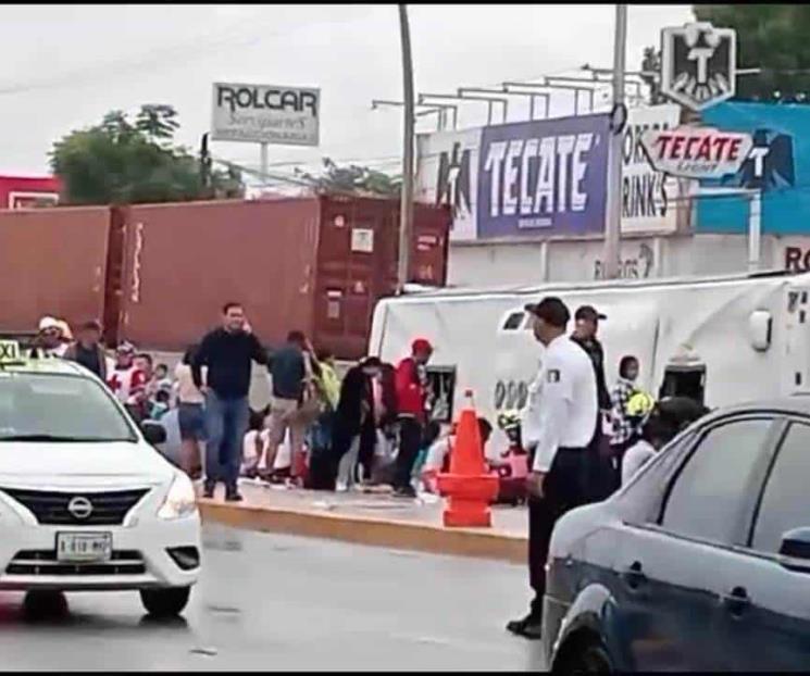 Autobús vuelca en Allende