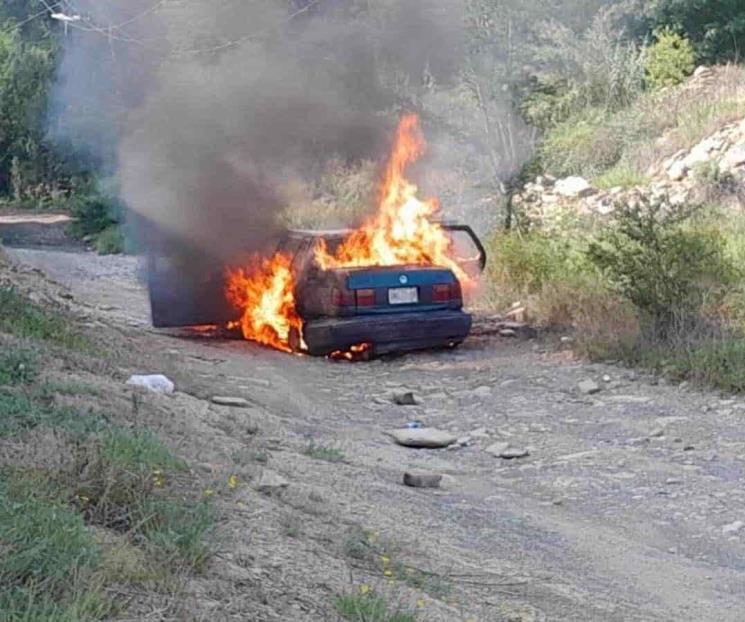 Ocasiona cortocircuito incendio de auto