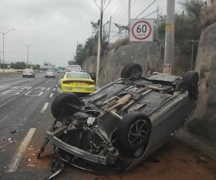 Vuelca en la Nacional y abandona auto