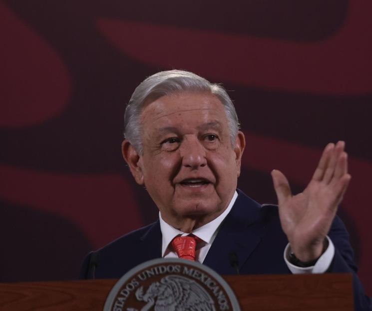 AMLO toca madera para que proceso electoral continúe en calma