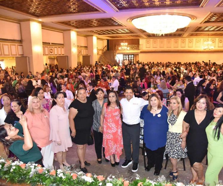 Homenajea la Sección 50 a educadoras en su día Homenajea la Sección 50 a educadoras en su día