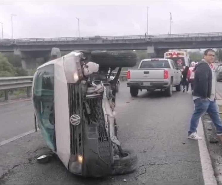 Resulta lesionada tras volcadura