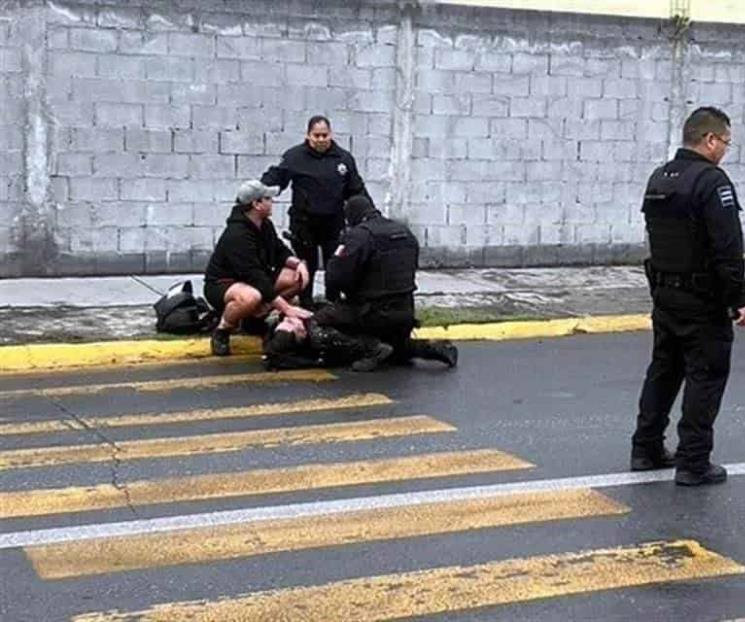 Derrapa policía en su moto