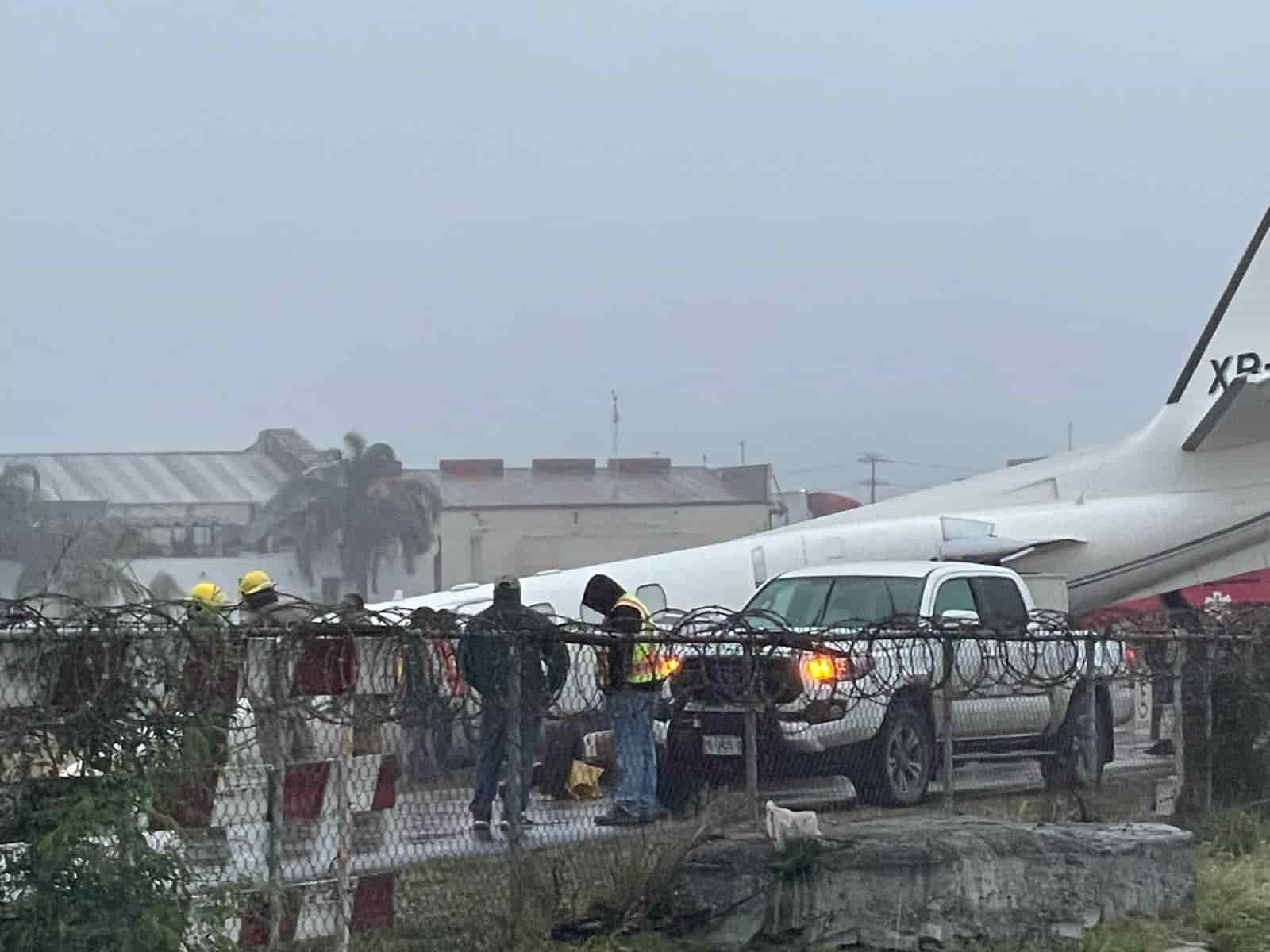 El reporte de un avión procedente de la ciudad de Querétaro que se despistó por una falla en los frenos en el aeropuerto del Norte, movilizó a los cuerpos de auxilio.
