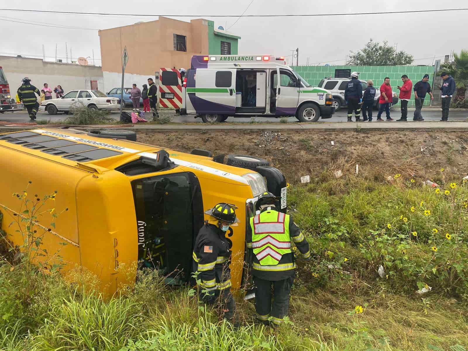La volcadura de un transporte escolar que cayó a un canalón, provocó que 20 estudiantes resultaran lesionados, en García.
