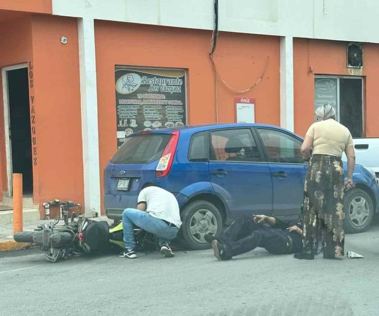 Choca en su moto y sale herido