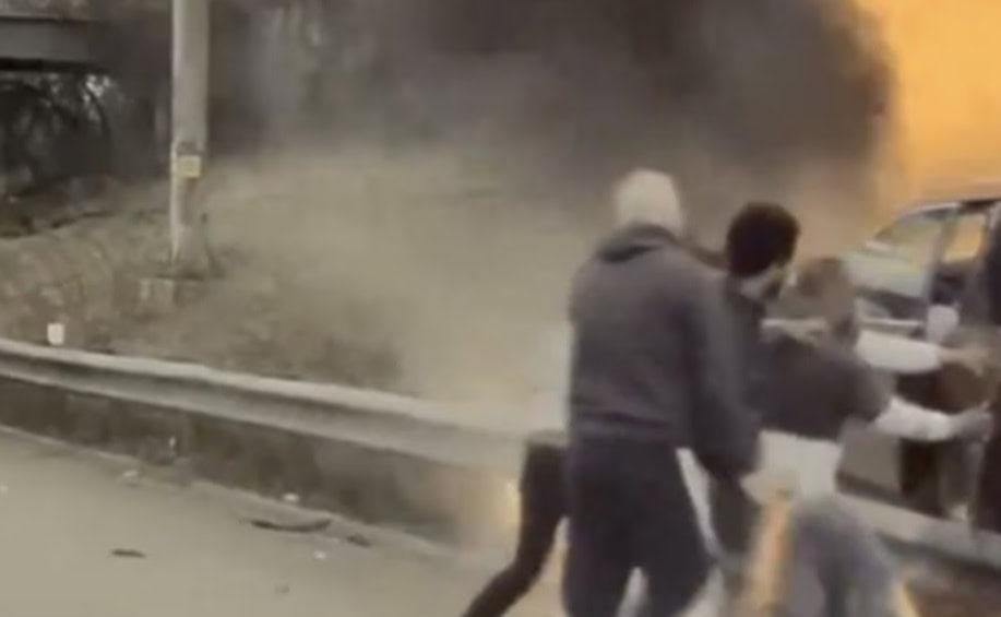 Rescatan a hombre que quedó atrapado en su auto en llamas Rescatan a hombre que quedó atrapado en su auto en llamas