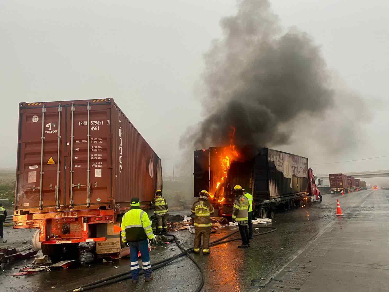 Un choque carambola entre cuatro tráileres y posterior incendio de los mismos llevó al cierre de la Autopista a Saltillo, en el municipio de García, sin que se reportaran lesionados.
