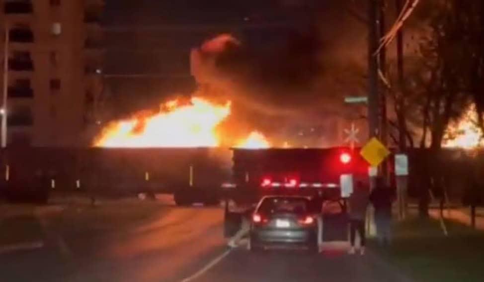 Tren en llamas circula por una ciudad de Canadá