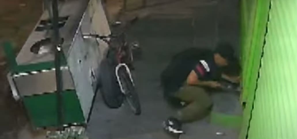 Elementos de la Agencia Estatal de Investigaciones, buscan a un delincuente, que robo en una tienda de abarrotes en el municipio de Juárez.