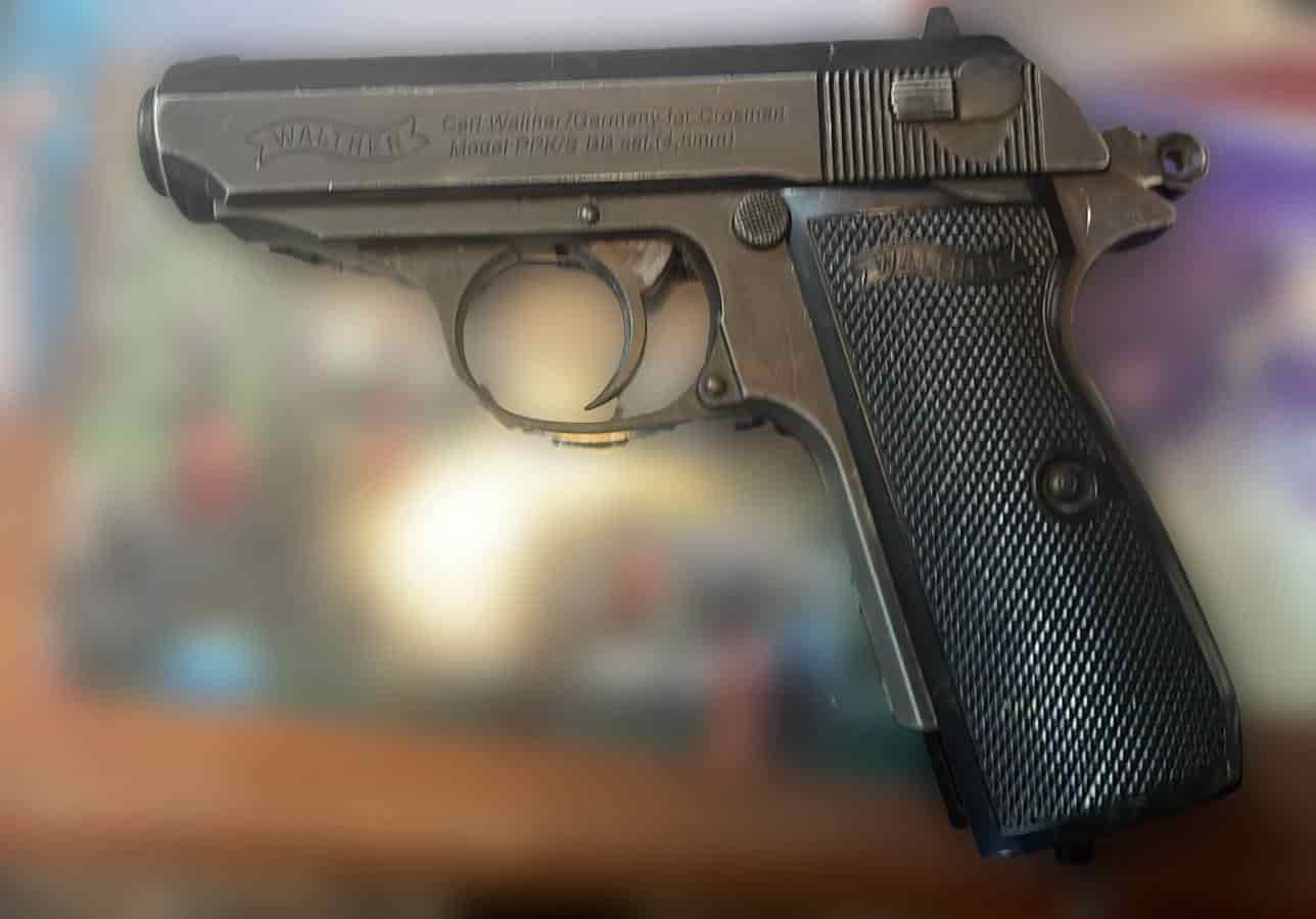 Una réplica de arma corta (postas) fue localizada en el sanitario de mujeres de una escuela secundaria, ayeren la Colonia Estrella, por lo que oficiales de la Policía de Monterrey la aseguraron, mientras se realizan las investigaciones.