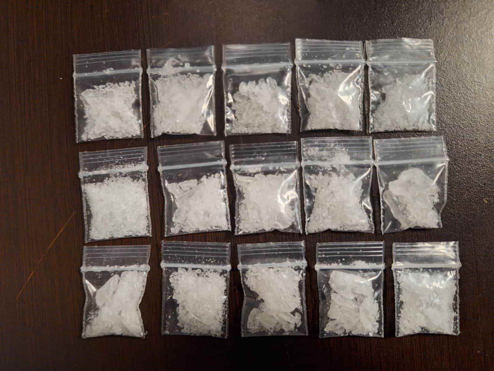 En posesión de 15 bolsitas con droga, un hombre fue detenido por elementos de la Policía de Monterrey, luego de ser visto discutiendo con otra persona en la vía pública, la madrugada de ayer  en el centro de la ciudad.