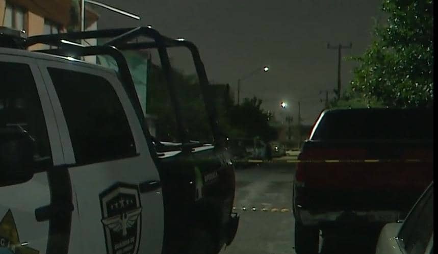 En un ataque a balazos contra dos personas que estaban frente a un domicilio, dejó a uno de ellos sin vida y otro lesionado, en el municipio Apodaca.