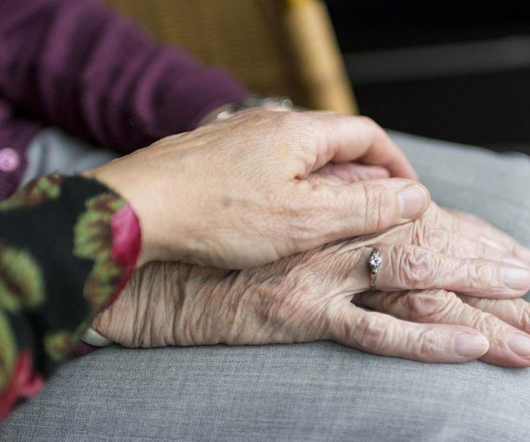 ¿Cómo prevenir las manchas oscuras en las manos?