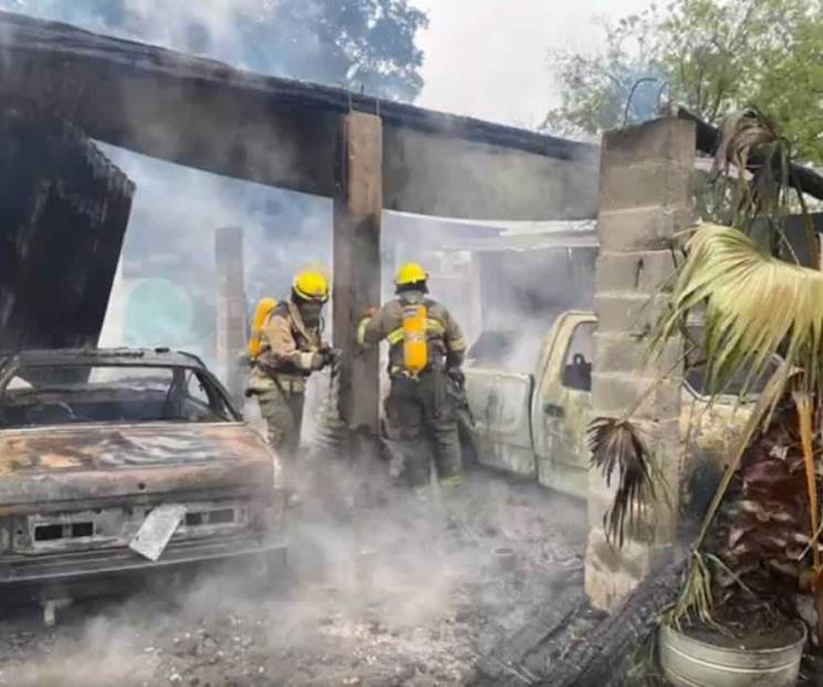 Acaba fuego con autos y casa Acaba fuego con autos y casa