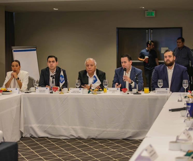 Se reúne César con integrantes de la Caintra