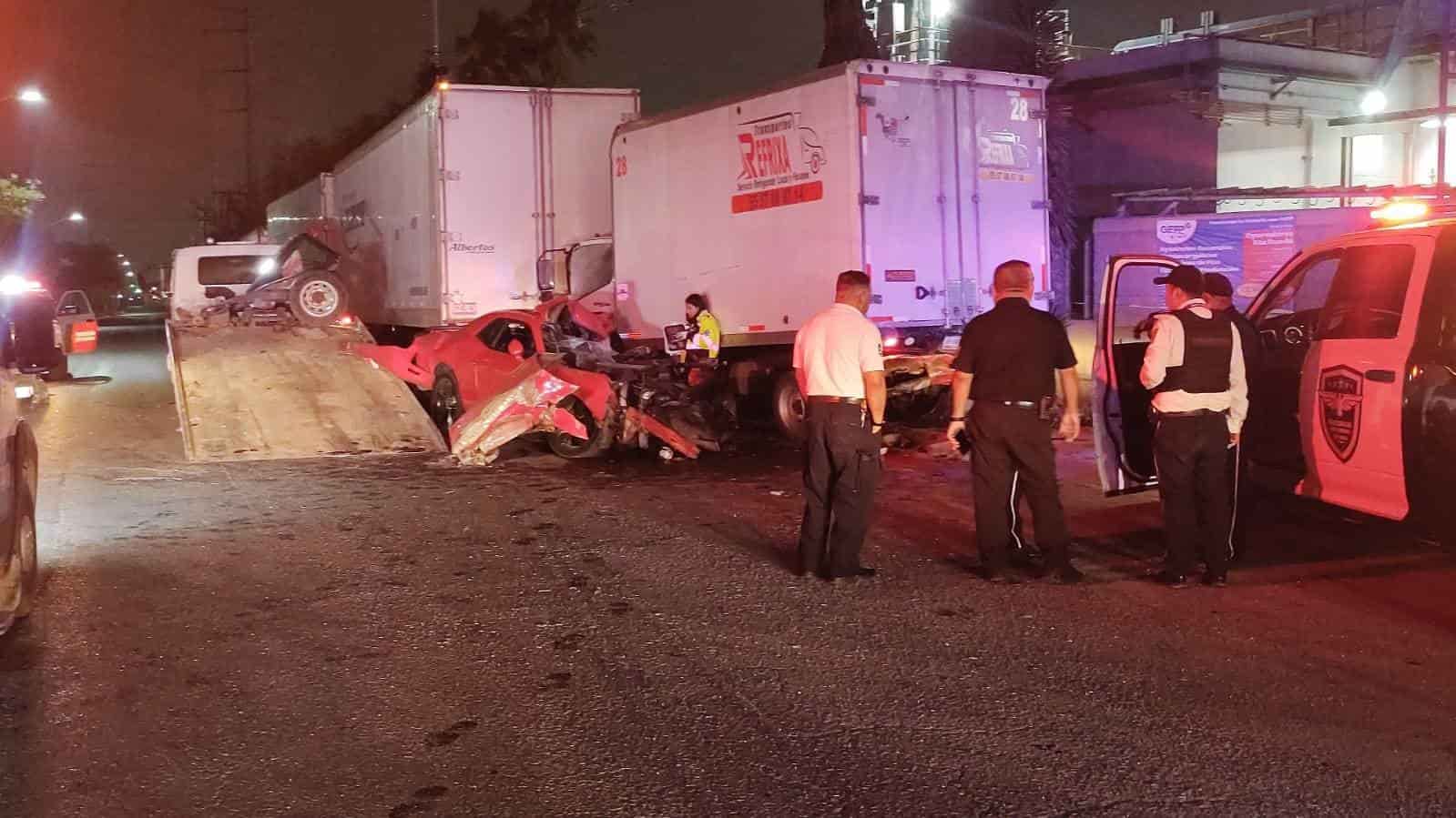 Una persona sin vida y dos lesionados, dejó un choque múltiple entre cinco vehículos, la madrugada de ayer en el interior del Parque Industrial Monterrey, municipio de Apodaca, propiciado presuntamente por un vehículo que se estrelló con un camión de caja seca.