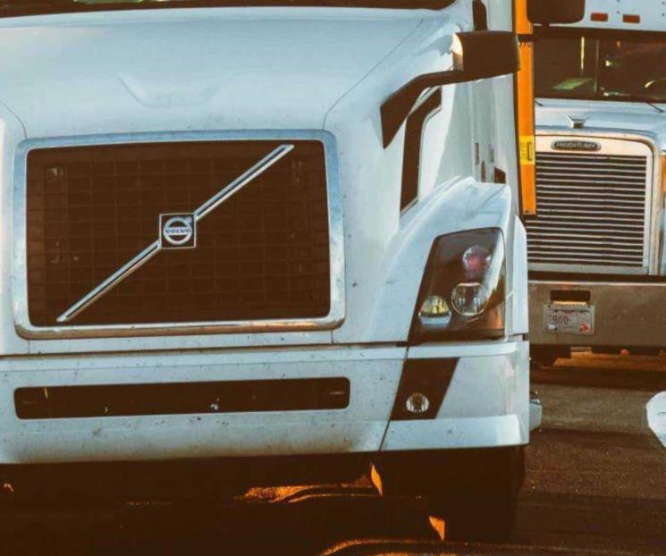 Deja accidente de tráiler un muerto en Galeana