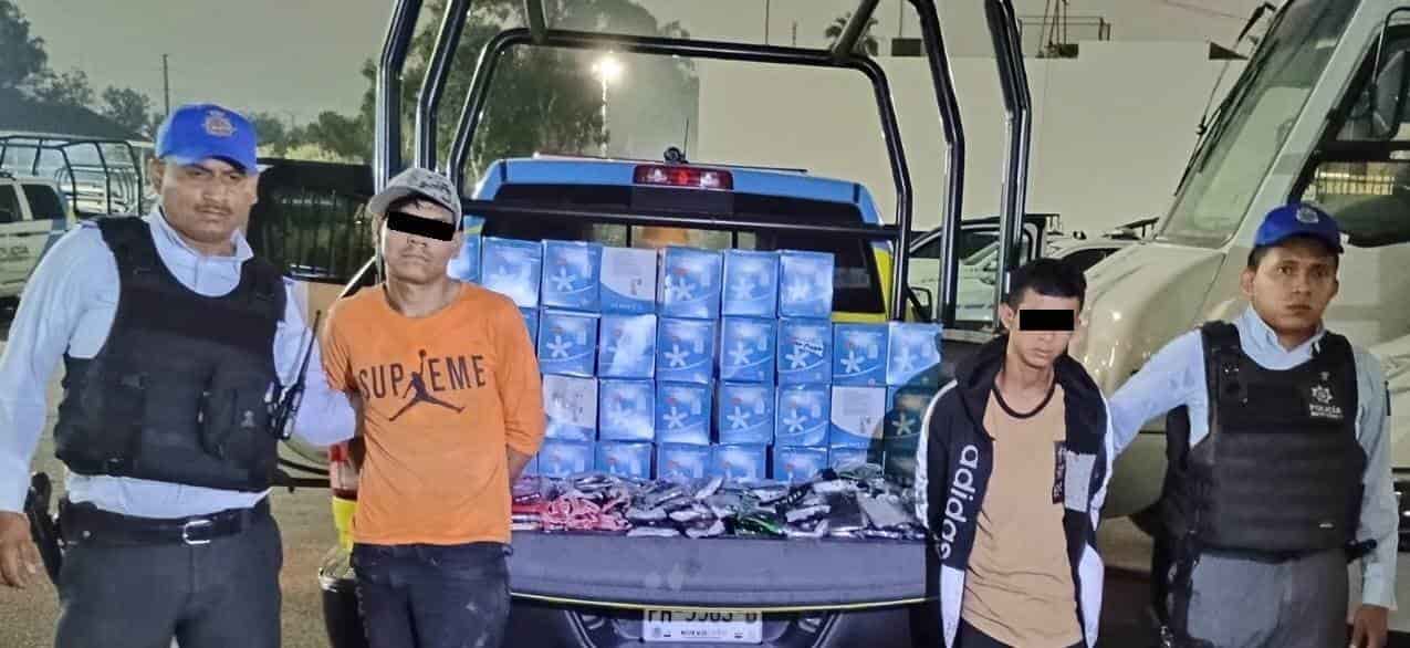 Dos jóvenes fueron detenidos por oficiales de la Policía de Monterrey, luego que presuntamente robaran lámparas leed, fundas para celulares y cables de USB de un local comercial, la madrugada de ayer en la Colonia Sarabia.