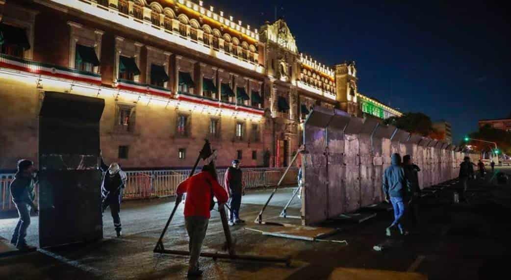 AMLO justifica vallas en Palacio Nacional ante marcha por Ayotzinapa