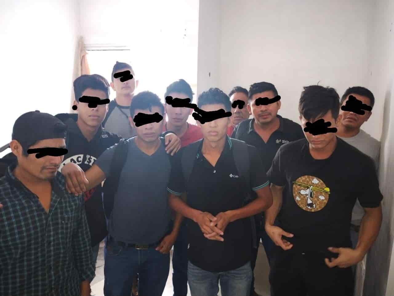 Elementos de la Secretaria de Seguridad Pública de Pesquería, rescataron a 10 personas migrantes que se encontraban privadas de la libertad en una casa de la colonia Arcos del Parque.