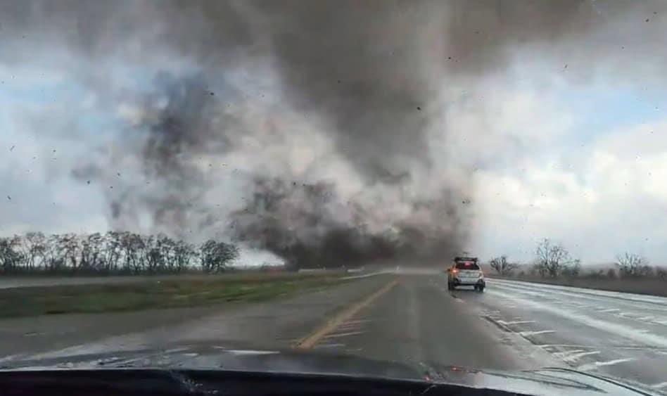 Emiten alerta por tornado en el sureste de Nebraska, EU