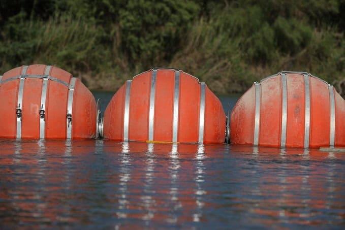 Revés a Texas: rechaza juez desestimar caso de boyas Revés a Texas: rechaza juez desestimar caso de boyas