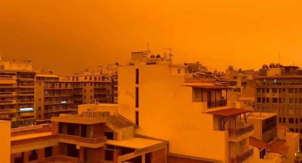 Polvo del Sahara cubre la ciudad de Atenas y la tiñe de naranja